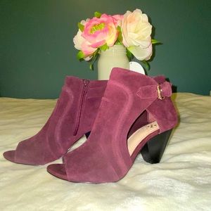 Vince Camuto Ankle boots.. size 6 1/2.